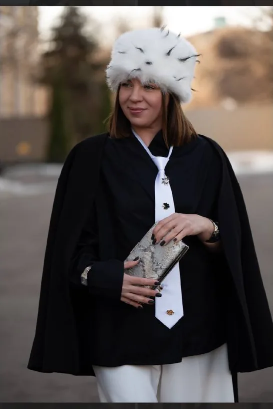 Хутряна шапка, накидка та біла краватка з брошками
